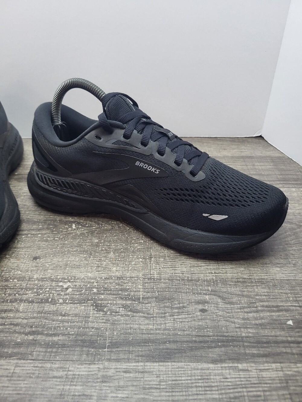 Brooks Adrenaline GTS 23 Triple Black Running Shoes Women's Size 9 D Wide - Picture 3 of 10